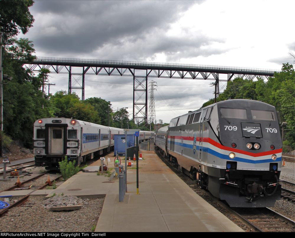 AMTK 709 arriving on train 244